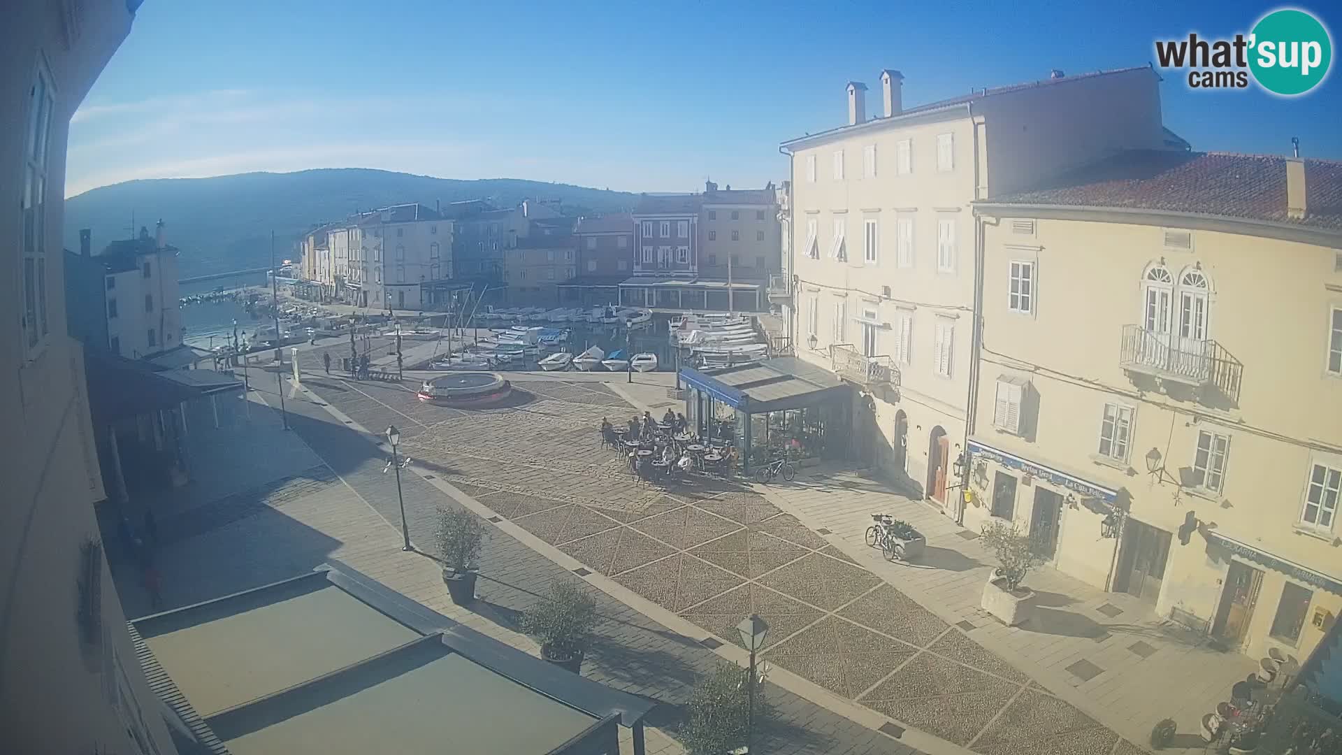 Cámara en vivo ciudad de Cres – plaza principal y “mandrač” – isla de Cres – Croacia