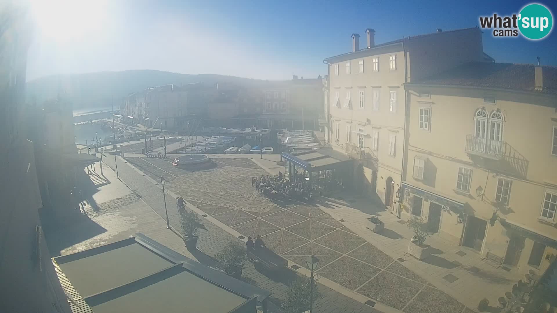 Cámara en vivo ciudad de Cres – plaza principal y “mandrač” – isla de Cres – Croacia