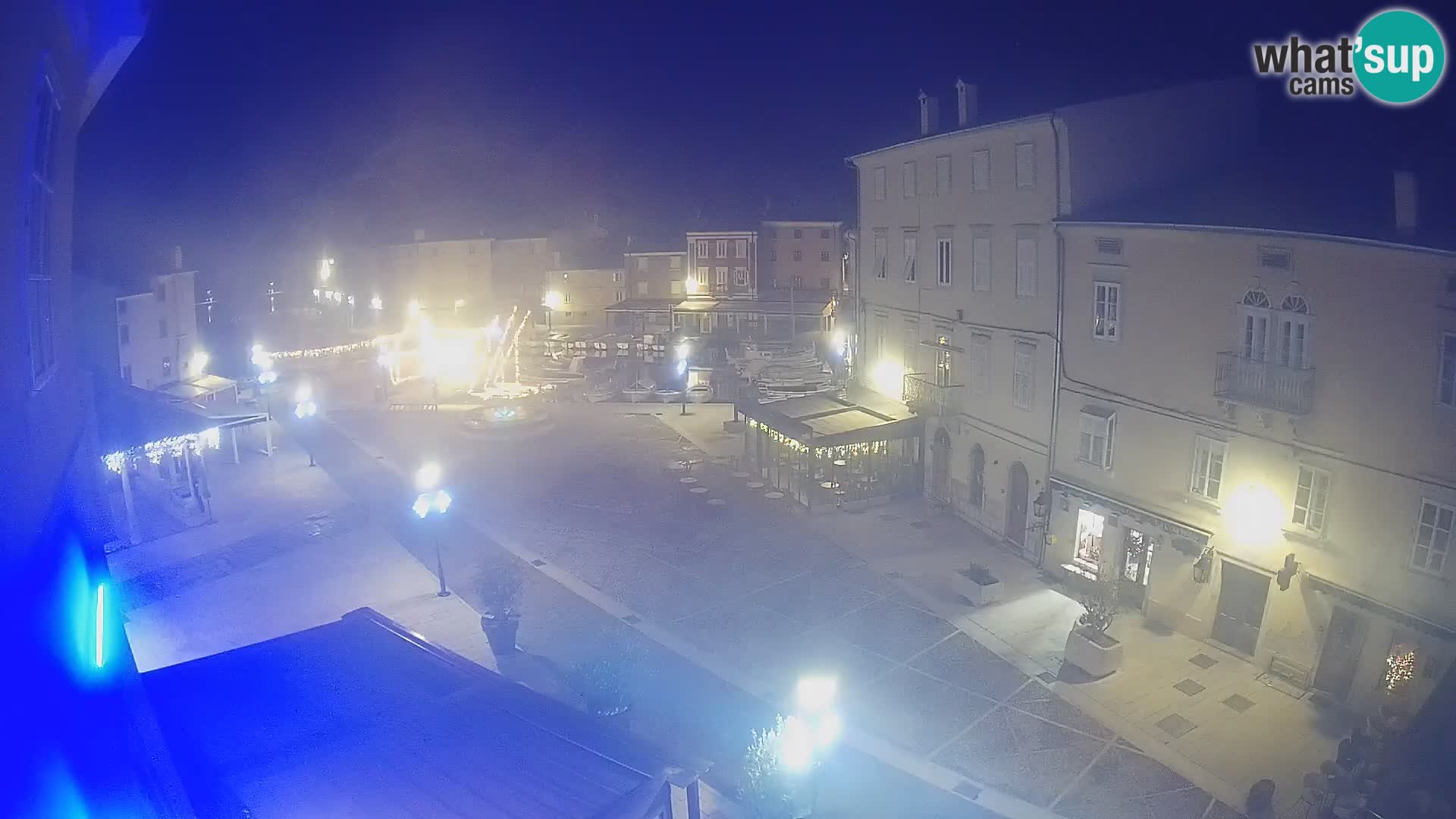 V ŽIVO spletna kamera Cres mesto – glavni trg in “mandrač” – otok Cres – Hrvaška