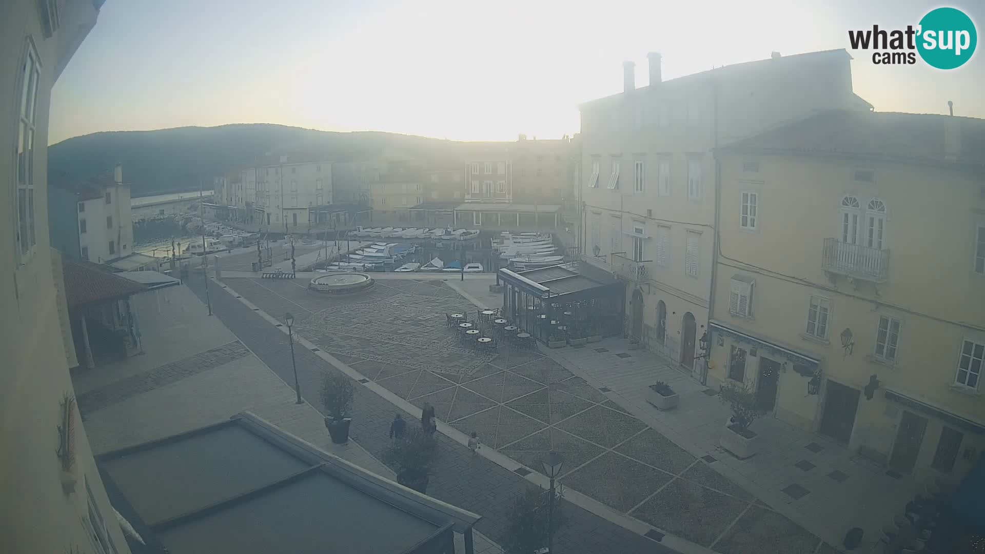 Cámara en vivo ciudad de Cres – plaza principal y “mandrač” – isla de Cres – Croacia