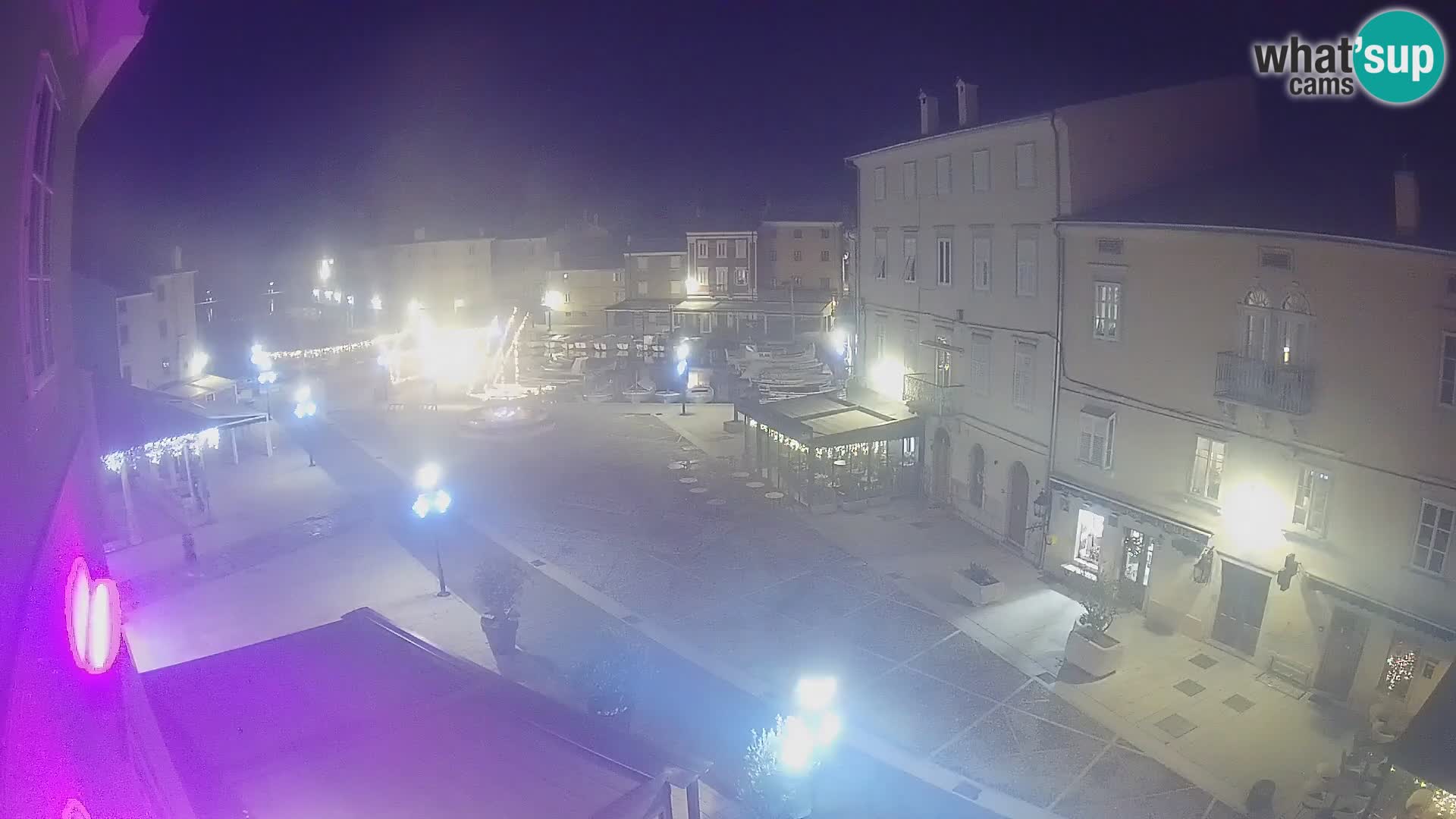 V ŽIVO spletna kamera Cres mesto – glavni trg in “mandrač” – otok Cres – Hrvaška