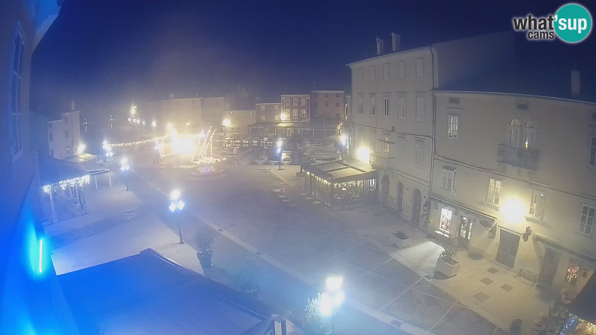 Web kamera Grad Cres – glavni trg i “mandrač” – otok Cres