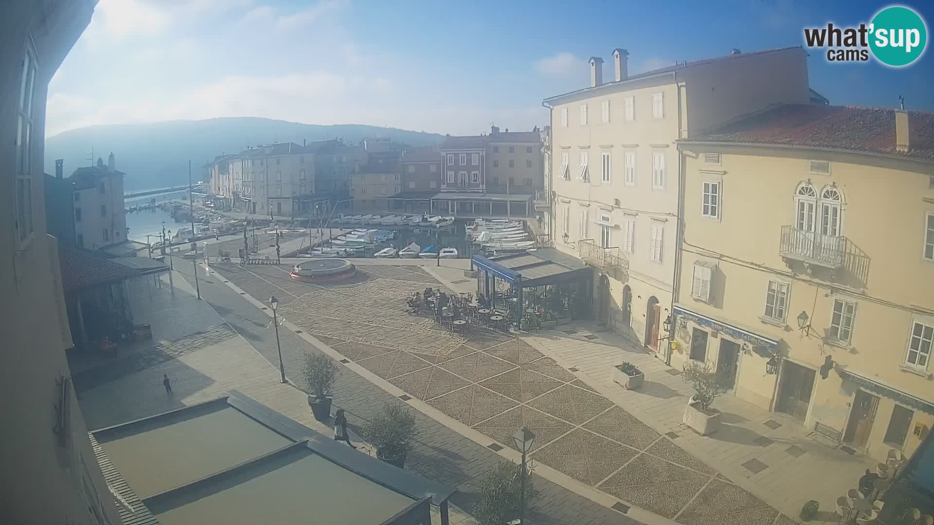LIVE cam Cres city – place principale et “mandrač” – île de Cres – Croatie