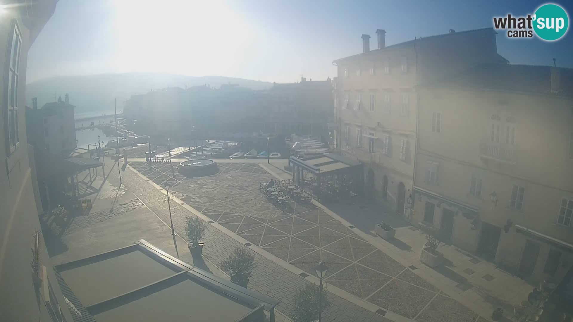 V ŽIVO spletna kamera Cres mesto – glavni trg in “mandrač” – otok Cres – Hrvaška