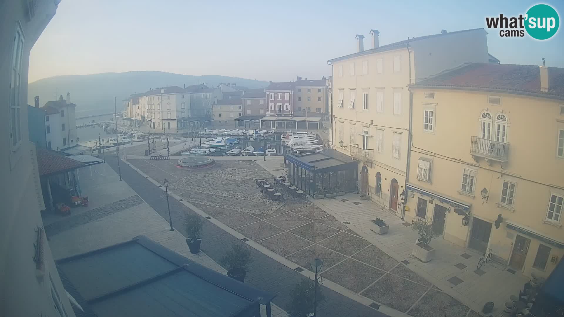 Cámara en vivo ciudad de Cres – plaza principal y “mandrač” – isla de Cres – Croacia