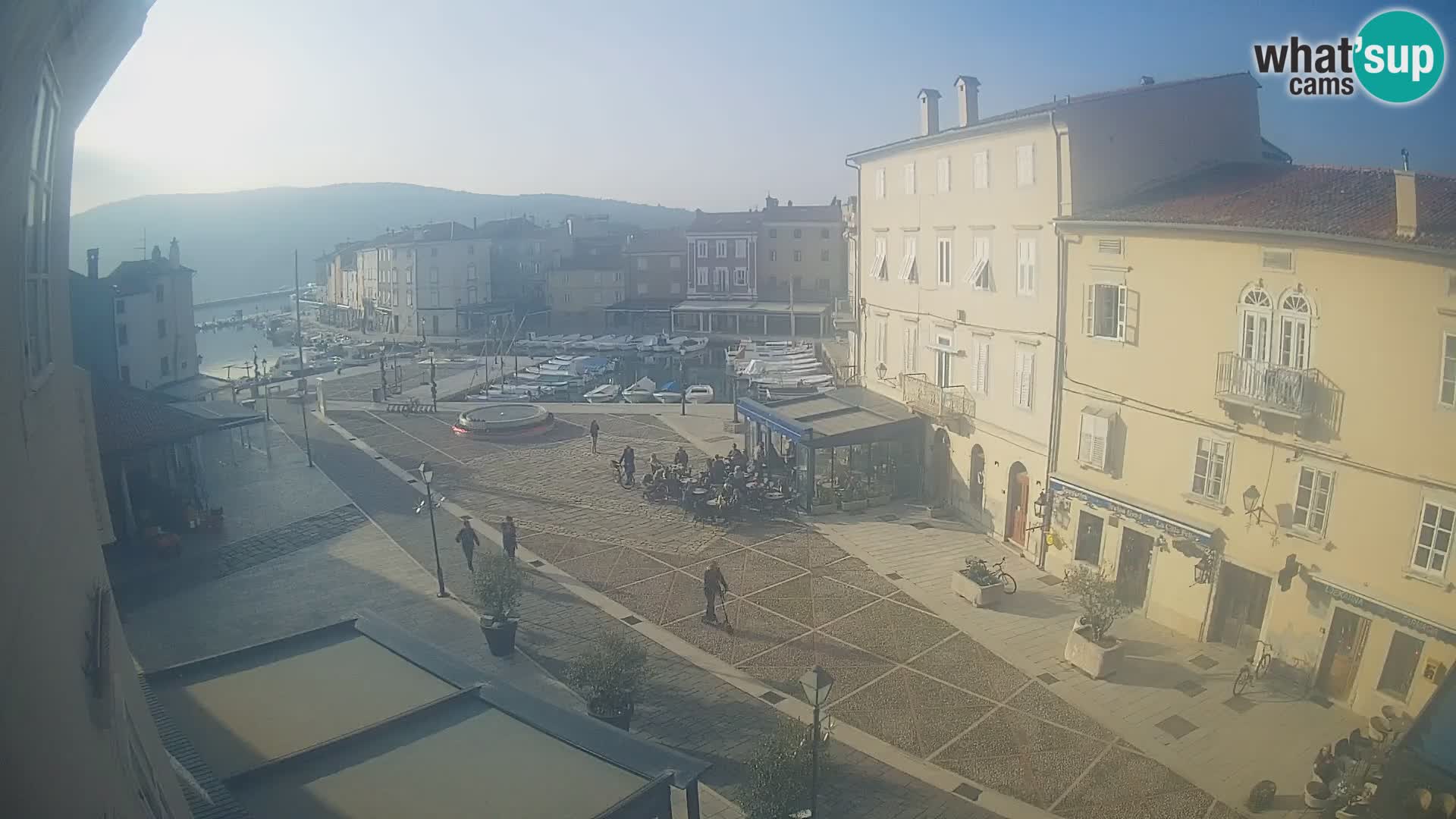 Cámara en vivo ciudad de Cres – plaza principal y “mandrač” – isla de Cres – Croacia