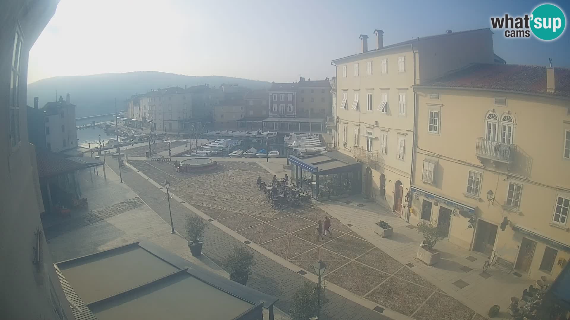 Cámara en vivo ciudad de Cres – plaza principal y “mandrač” – isla de Cres – Croacia