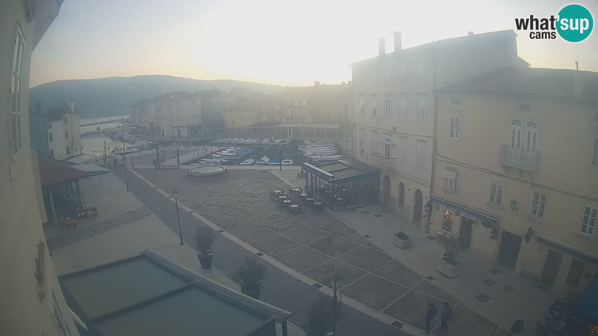 Cámara en vivo ciudad de Cres – plaza principal y “mandrač” – isla de Cres – Croacia