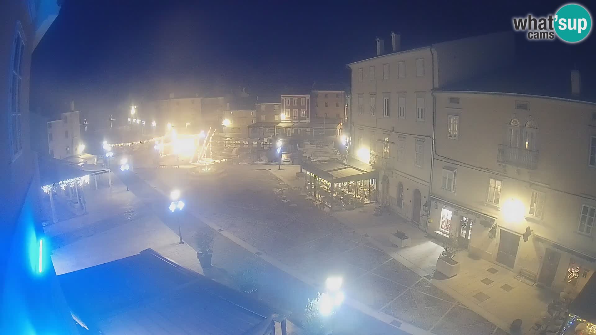 V ŽIVO spletna kamera Cres mesto – glavni trg in “mandrač” – otok Cres – Hrvaška