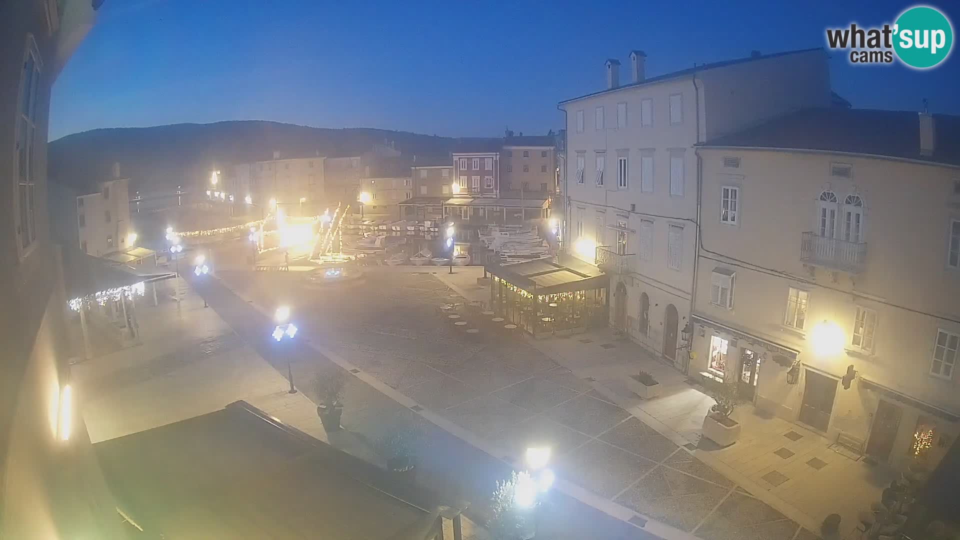 Web kamera Grad Cres – glavni trg i “mandrač” – otok Cres