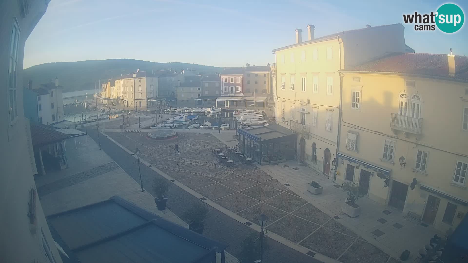 LIVE cam Cres city – place principale et “mandrač” – île de Cres – Croatie