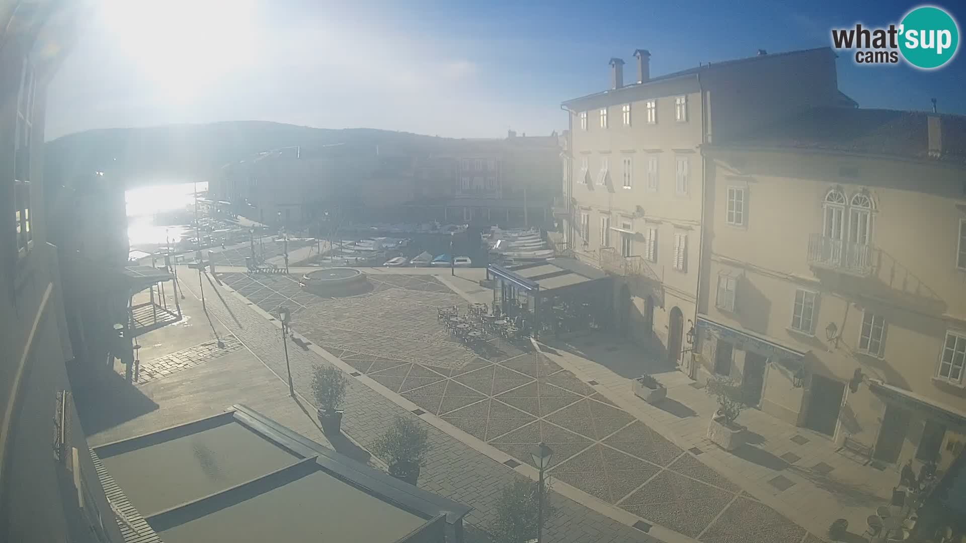 Web kamera Grad Cres – glavni trg i “mandrač” – otok Cres