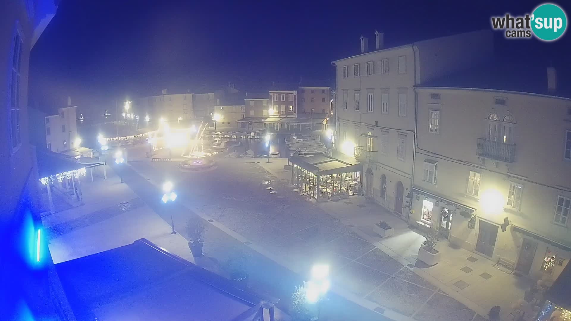 Web kamera Grad Cres – glavni trg i “mandrač” – otok Cres