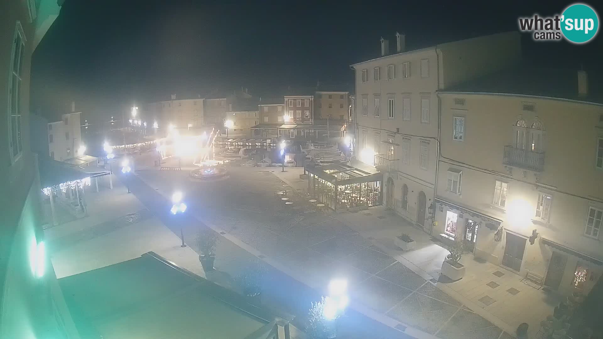 V ŽIVO spletna kamera Cres mesto – glavni trg in “mandrač” – otok Cres – Hrvaška