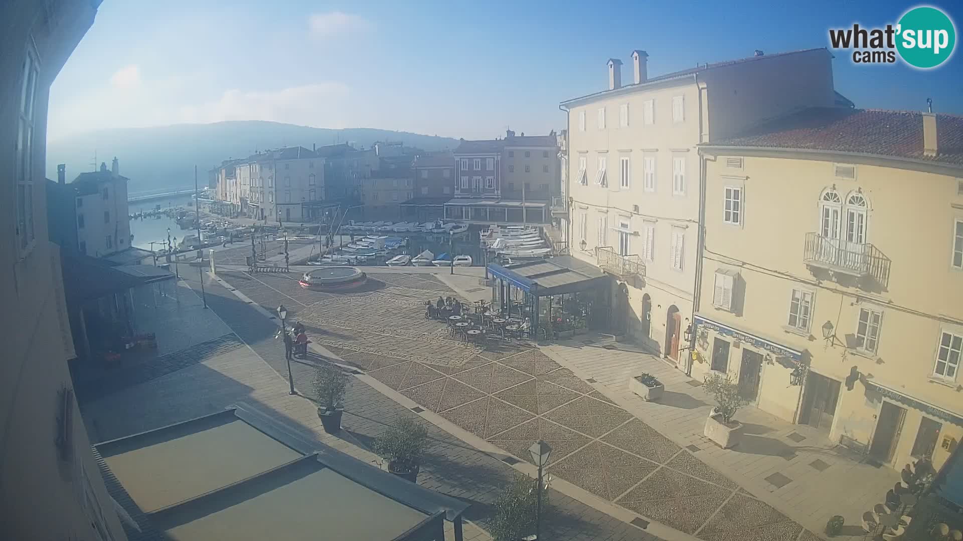 V ŽIVO spletna kamera Cres mesto – glavni trg in “mandrač” – otok Cres – Hrvaška