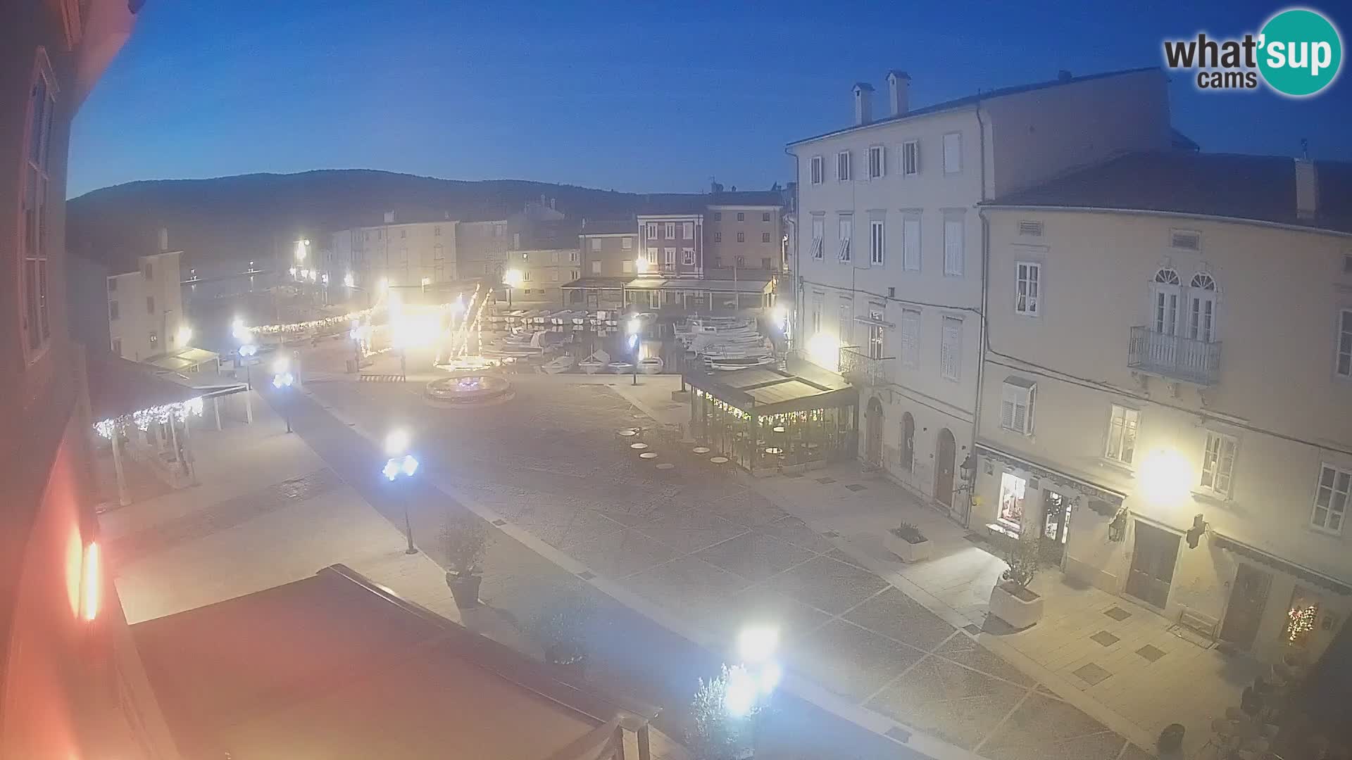Cámara en vivo ciudad de Cres – plaza principal y “mandrač” – isla de Cres – Croacia