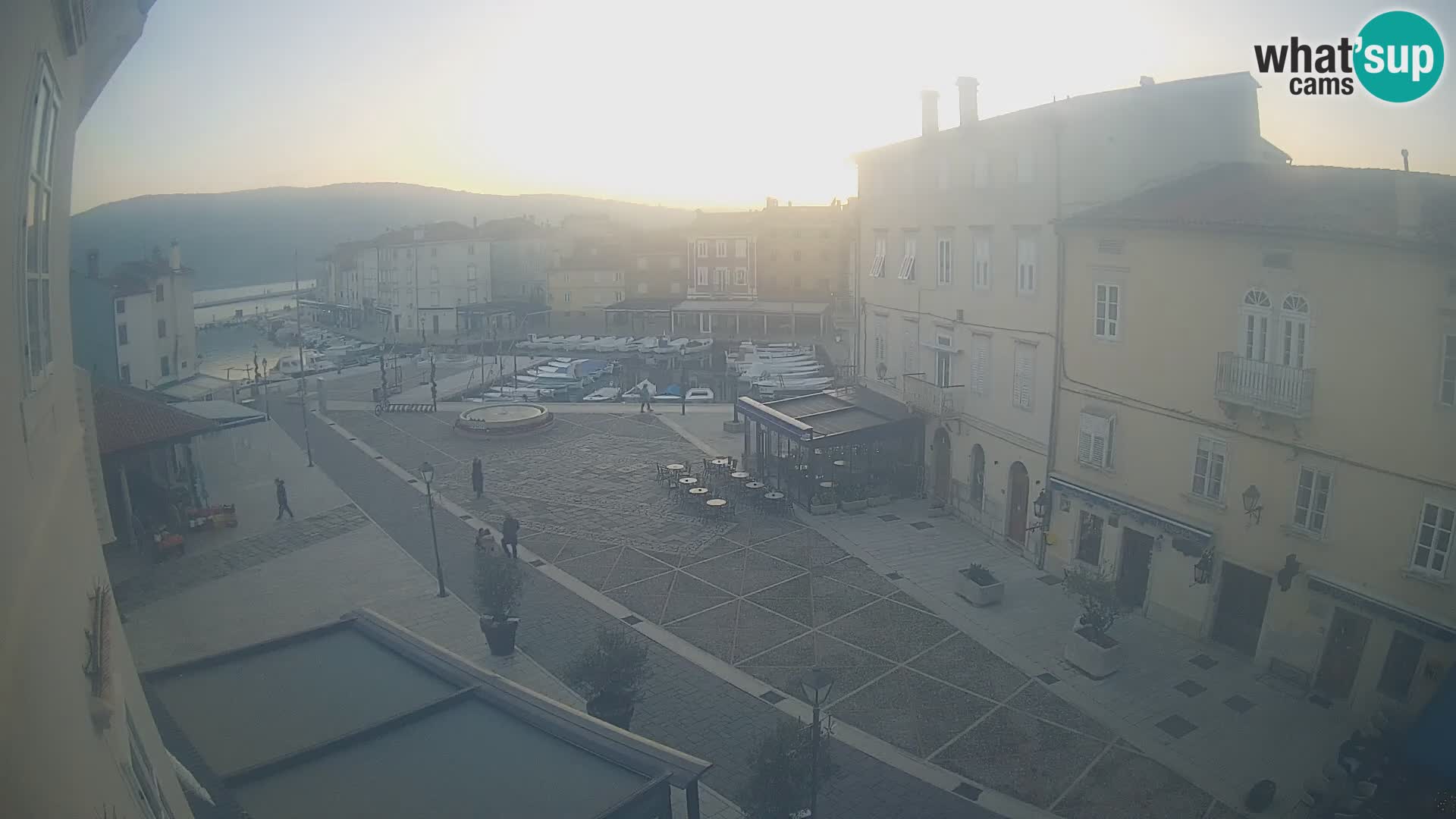 LIVE cam Cres city – place principale et “mandrač” – île de Cres – Croatie