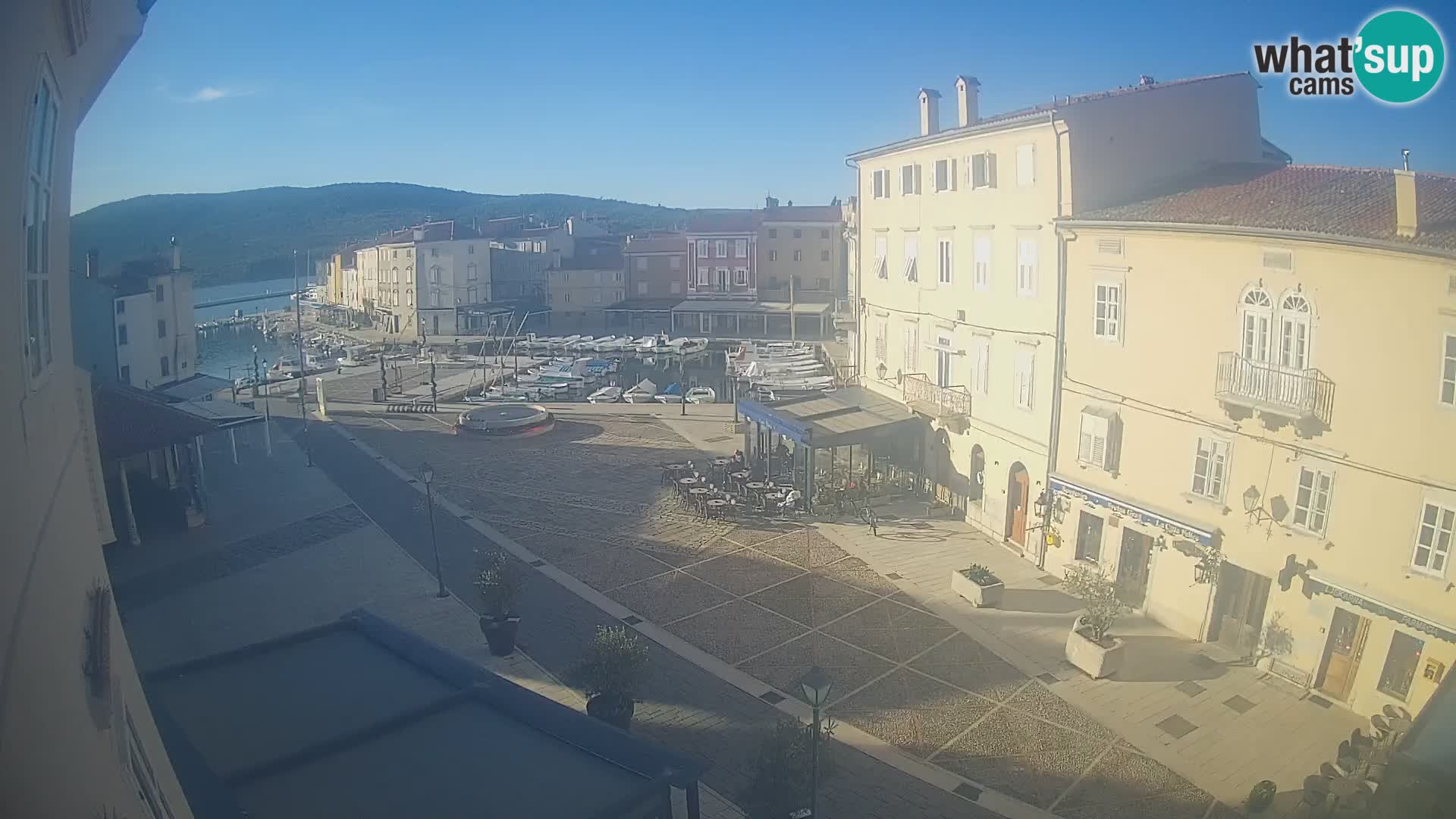 Cámara en vivo ciudad de Cres – plaza principal y “mandrač” – isla de Cres – Croacia