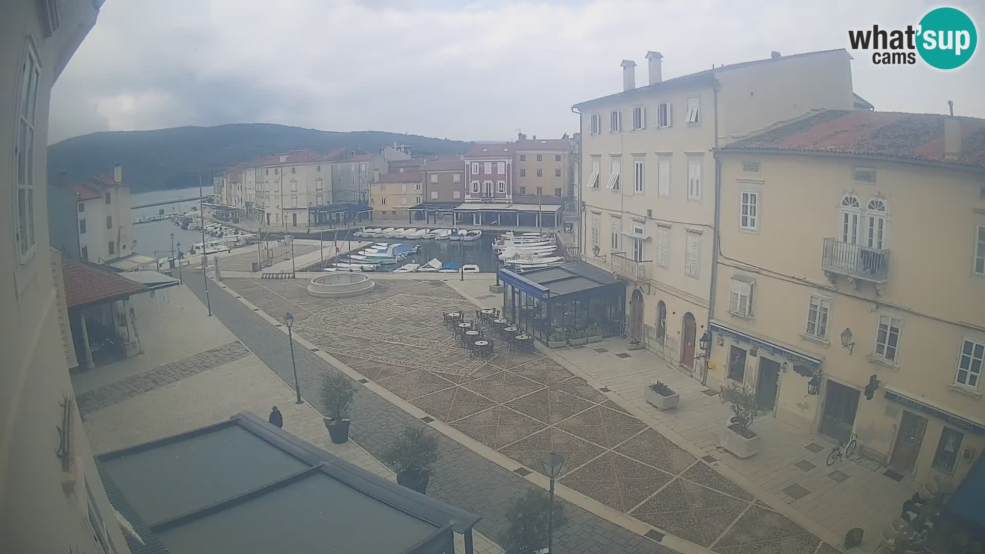 Web kamera Grad Cres – glavni trg i “mandrač” – otok Cres