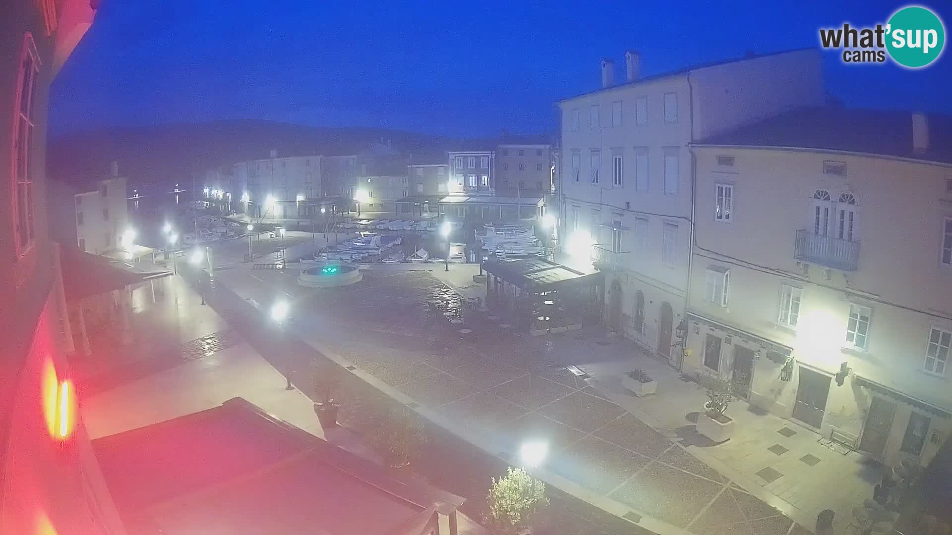 V ŽIVO spletna kamera Cres mesto – glavni trg in “mandrač” – otok Cres – Hrvaška