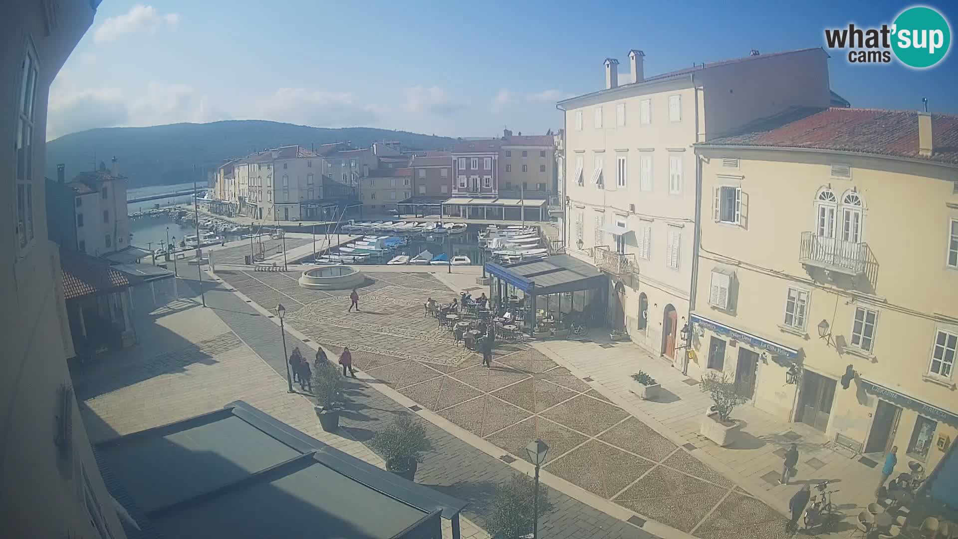 Web kamera Grad Cres – glavni trg i “mandrač” – otok Cres