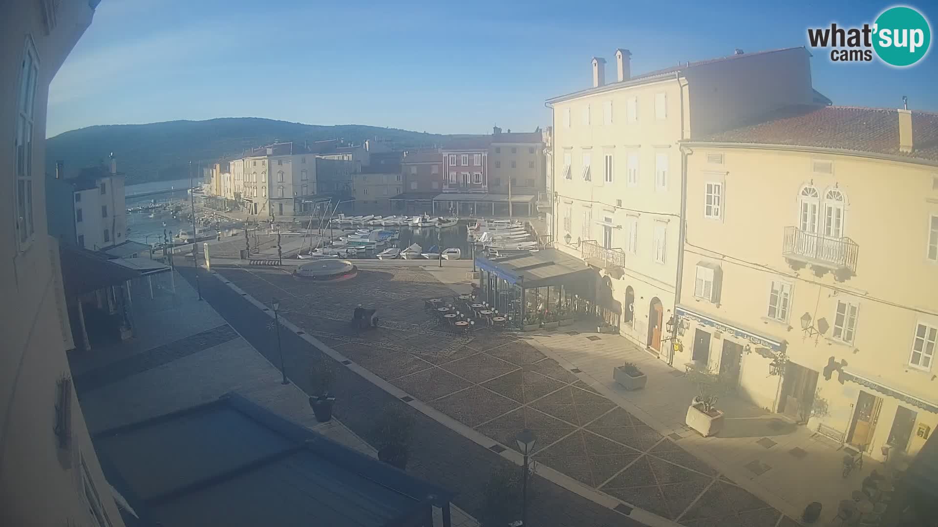 V ŽIVO spletna kamera Cres mesto – glavni trg in “mandrač” – otok Cres – Hrvaška