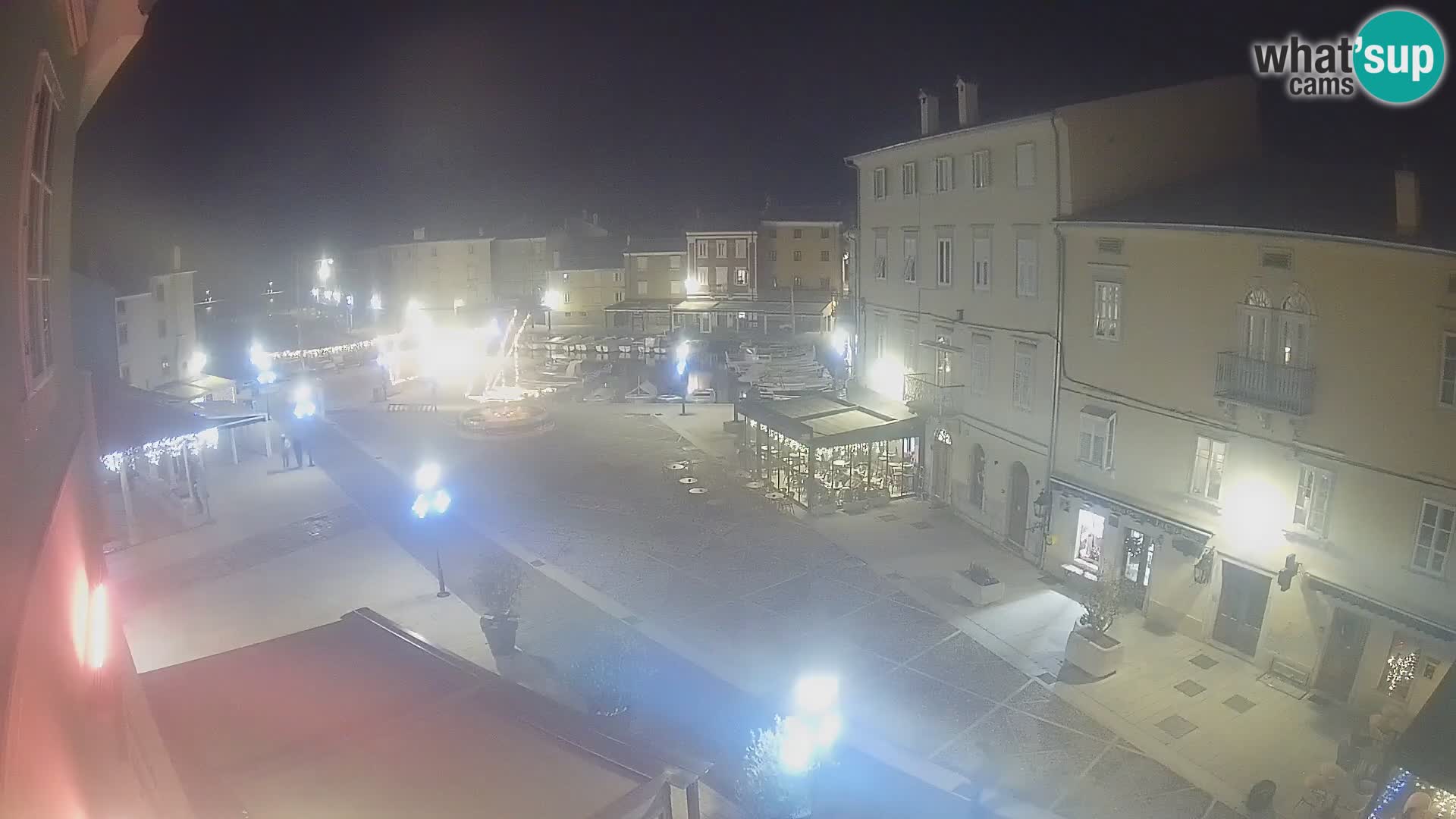 Web kamera Grad Cres – glavni trg i “mandrač” – otok Cres