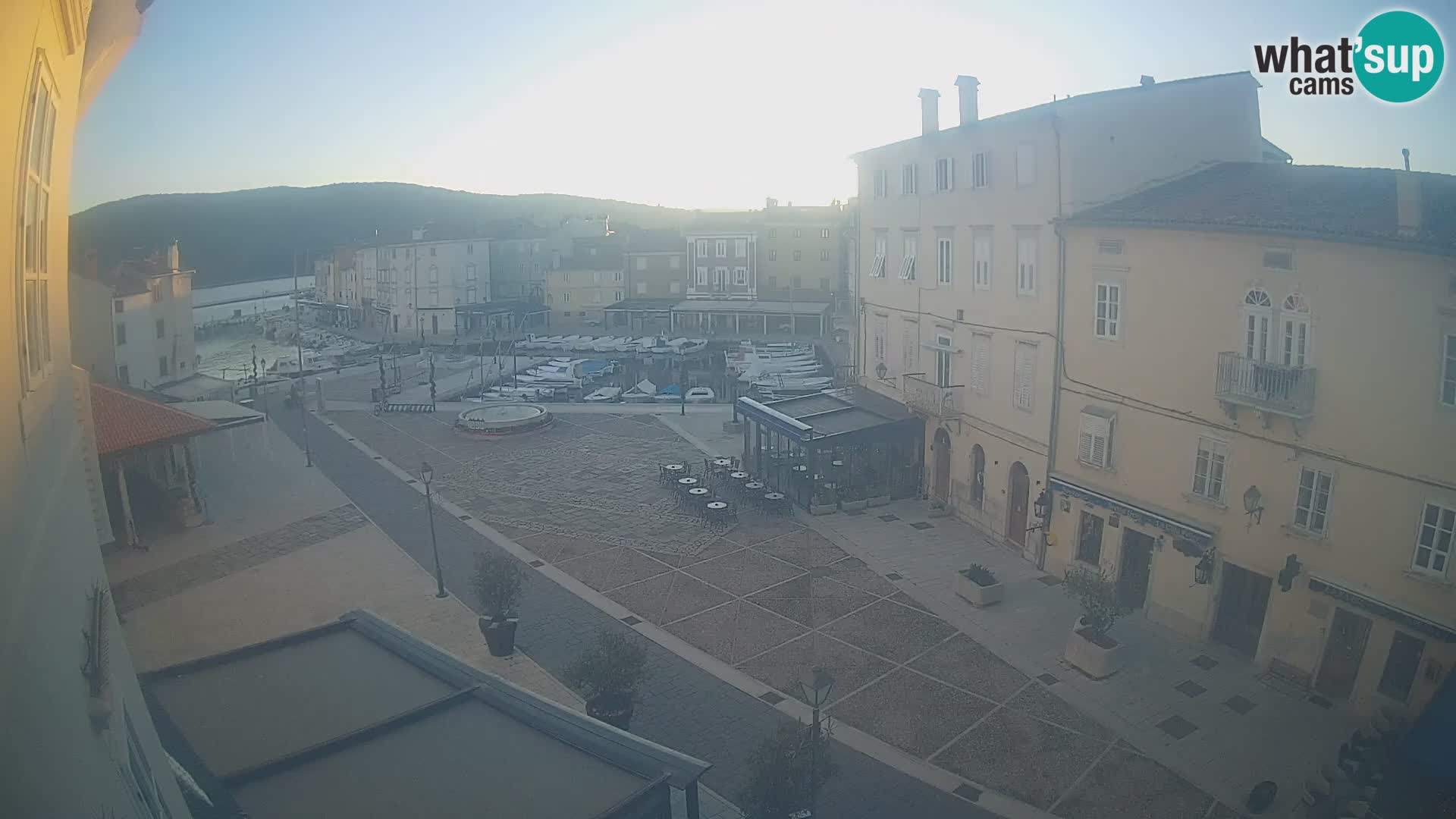 V ŽIVO spletna kamera Cres mesto – glavni trg in “mandrač” – otok Cres – Hrvaška