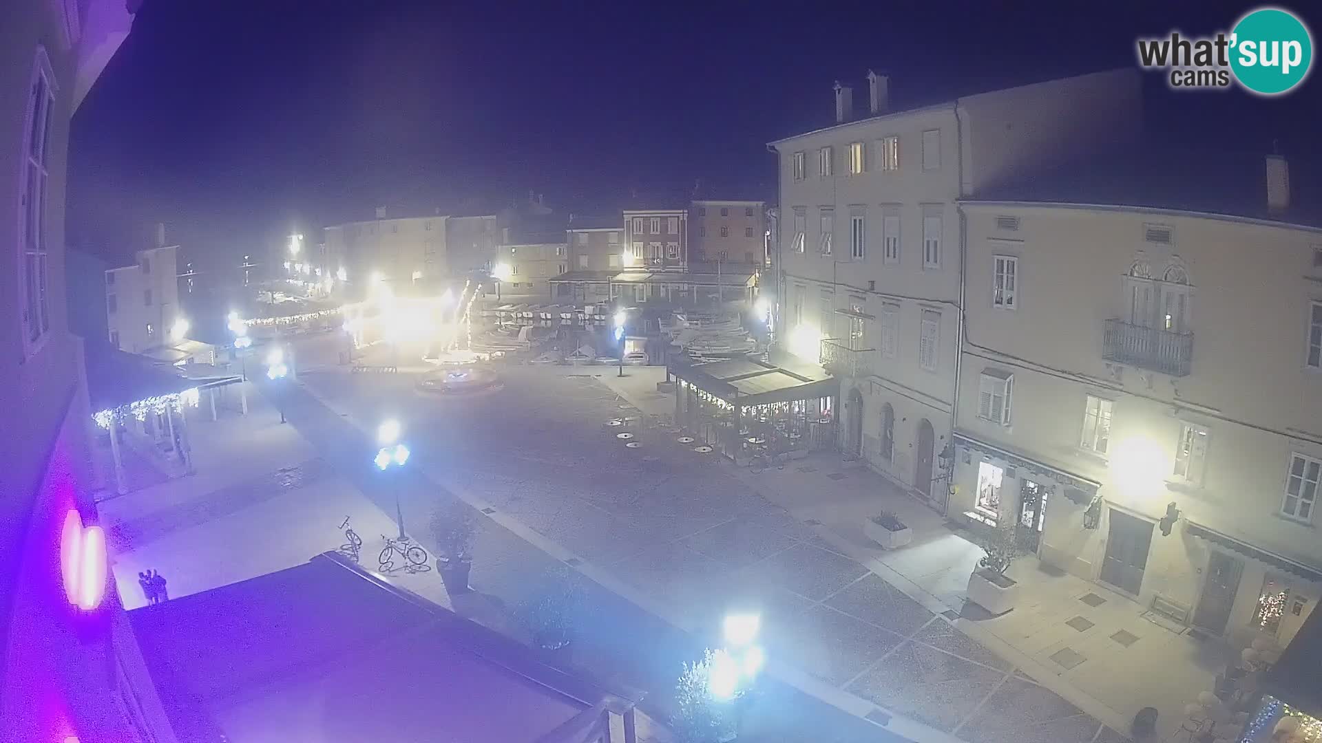 V ŽIVO spletna kamera Cres mesto – glavni trg in “mandrač” – otok Cres – Hrvaška