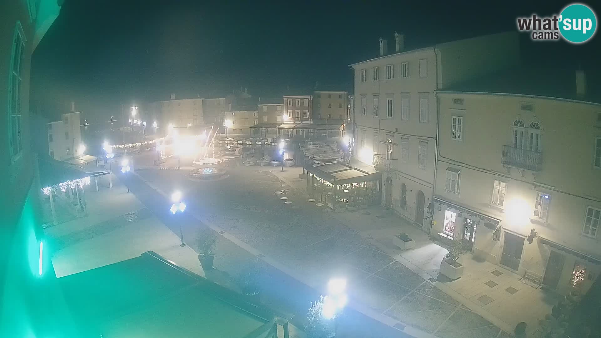 V ŽIVO spletna kamera Cres mesto – glavni trg in “mandrač” – otok Cres – Hrvaška