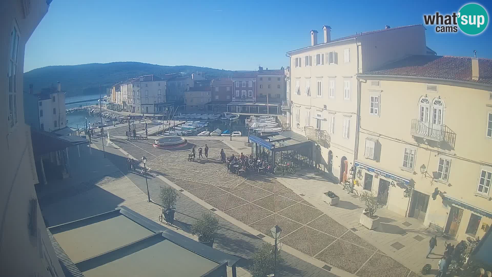 V ŽIVO spletna kamera Cres mesto – glavni trg in “mandrač” – otok Cres – Hrvaška