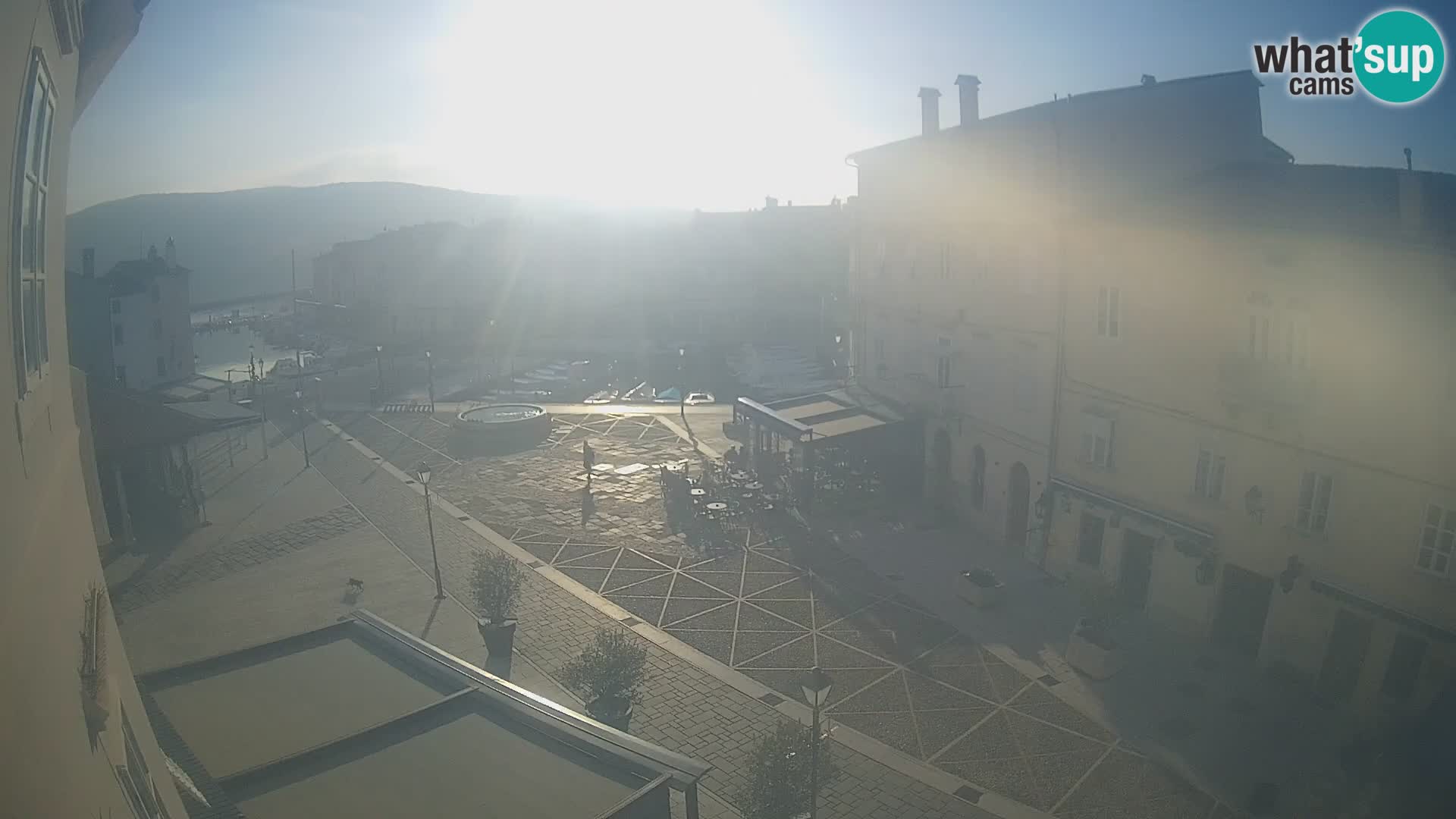 V ŽIVO spletna kamera Cres mesto – glavni trg in “mandrač” – otok Cres – Hrvaška