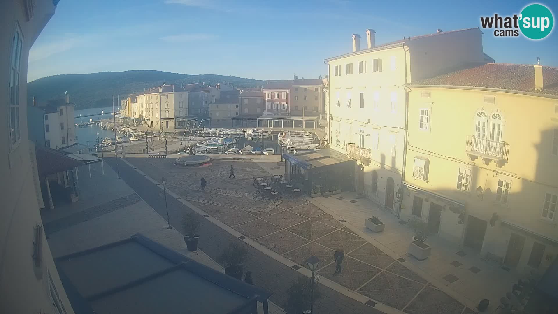 Web kamera Grad Cres – glavni trg i “mandrač” – otok Cres