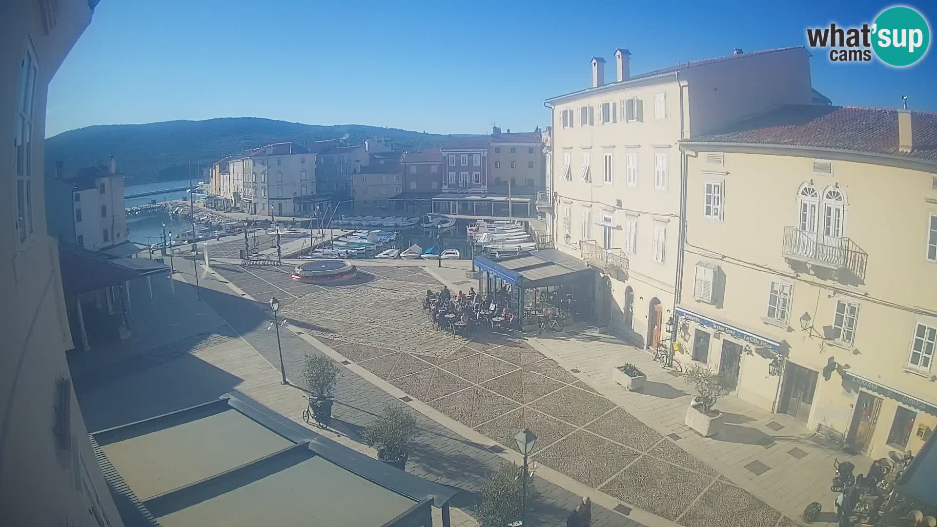 V ŽIVO spletna kamera Cres mesto – glavni trg in “mandrač” – otok Cres – Hrvaška