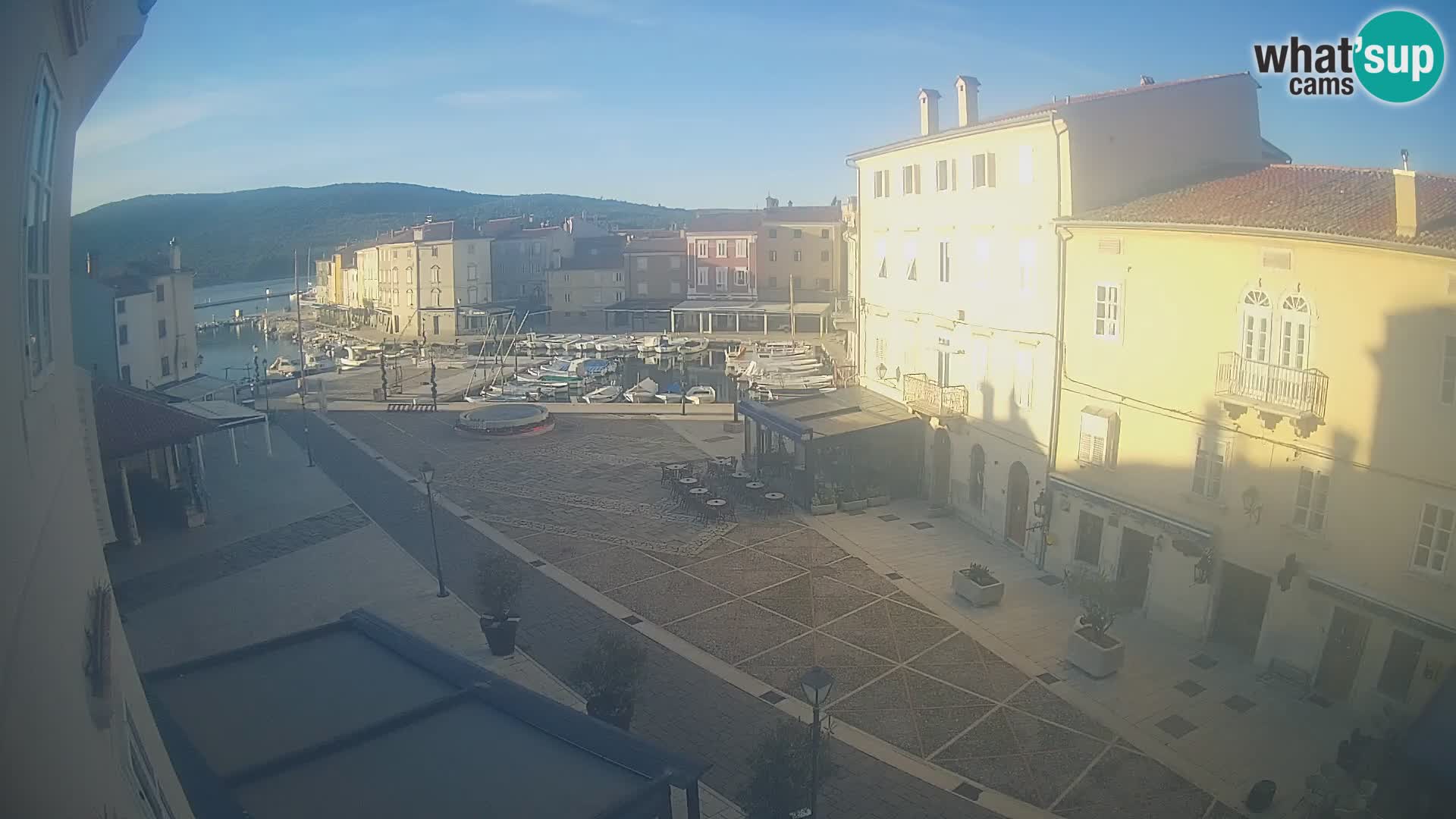 Cámara en vivo ciudad de Cres – plaza principal y “mandrač” – isla de Cres – Croacia