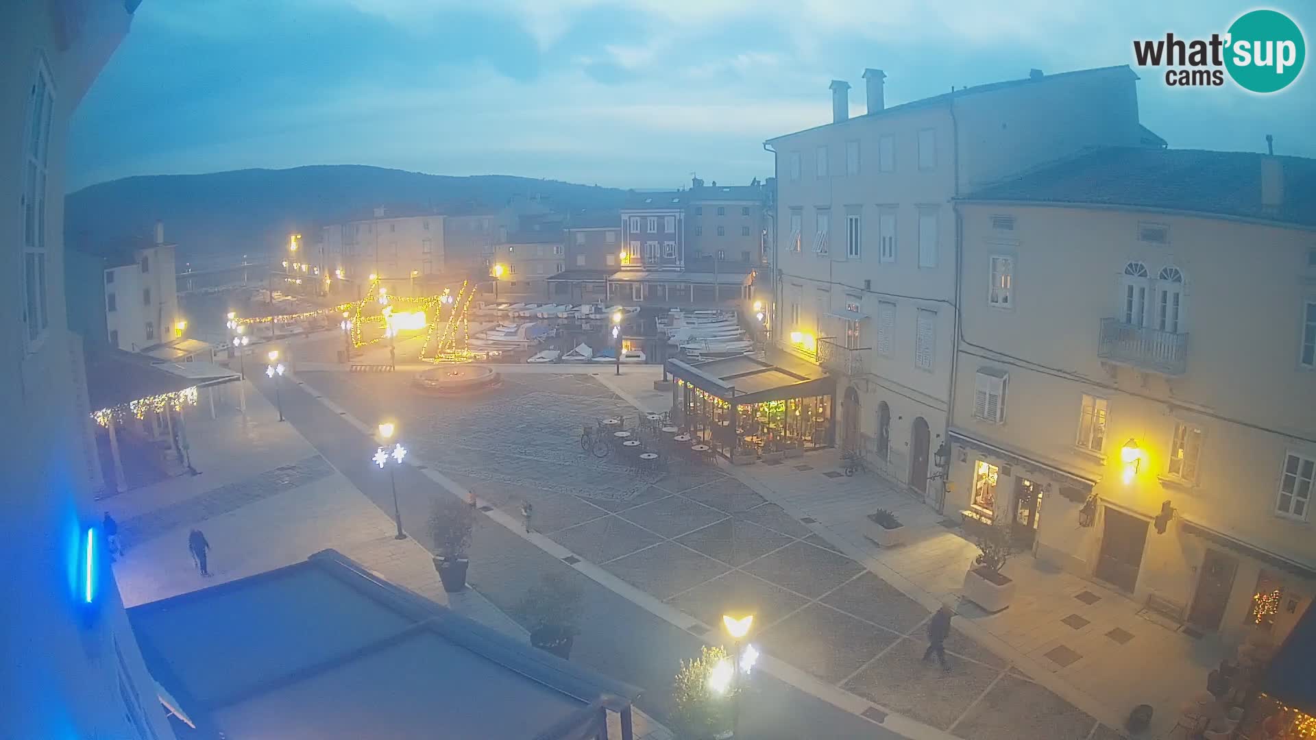 V ŽIVO spletna kamera Cres mesto – glavni trg in “mandrač” – otok Cres – Hrvaška