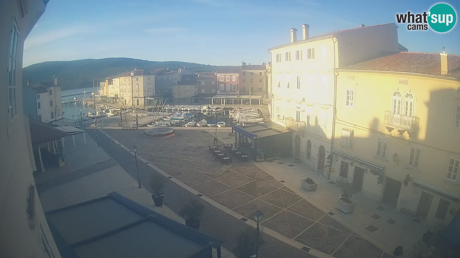 LIVE cam Cres city – place principale et “mandrač” – île de Cres – Croatie
