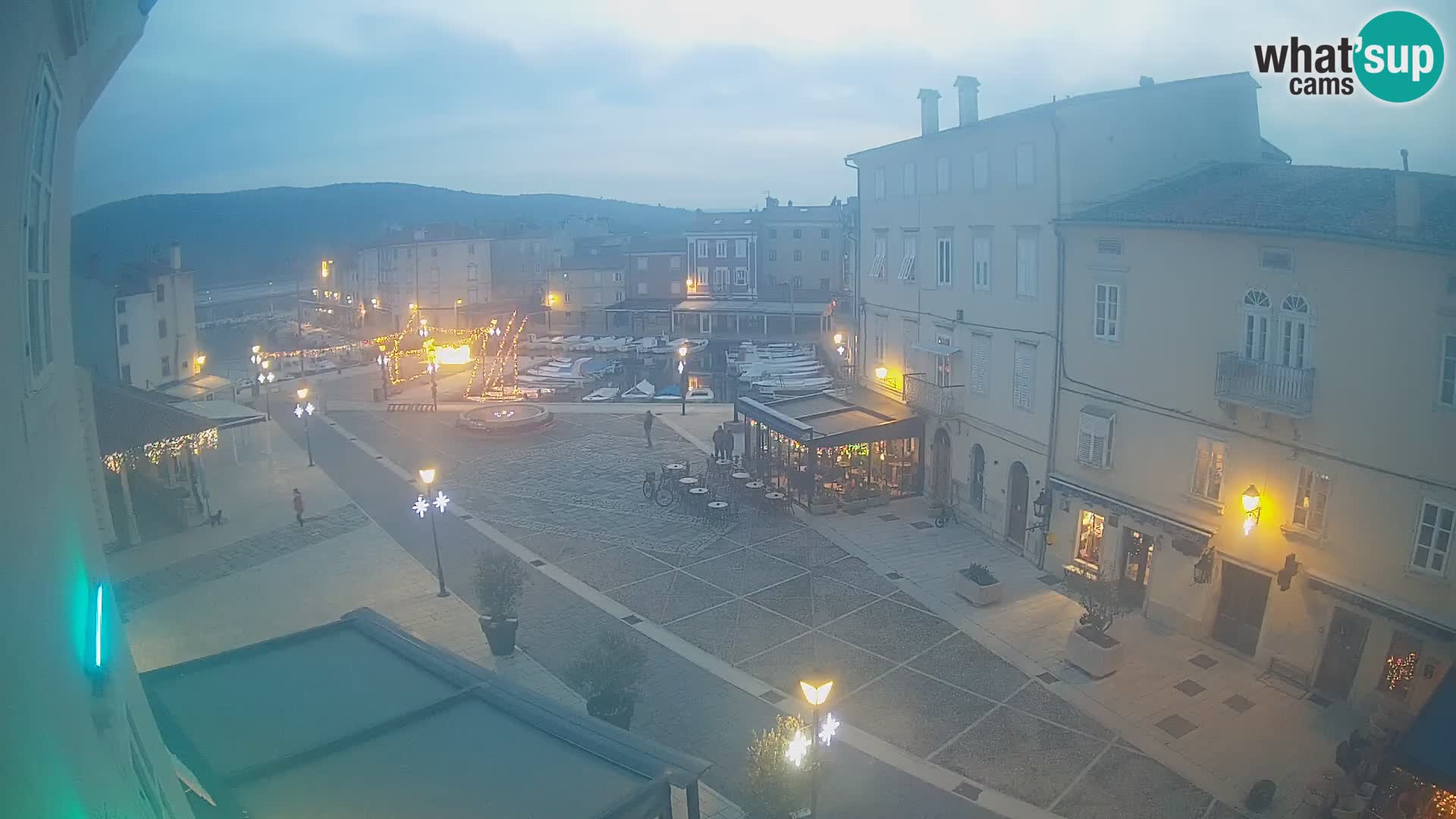 Cámara en vivo ciudad de Cres – plaza principal y “mandrač” – isla de Cres – Croacia