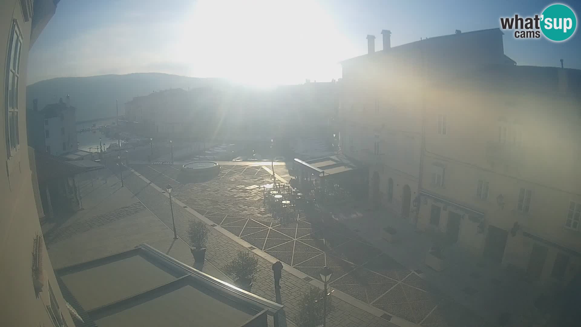 V ŽIVO spletna kamera Cres mesto – glavni trg in “mandrač” – otok Cres – Hrvaška