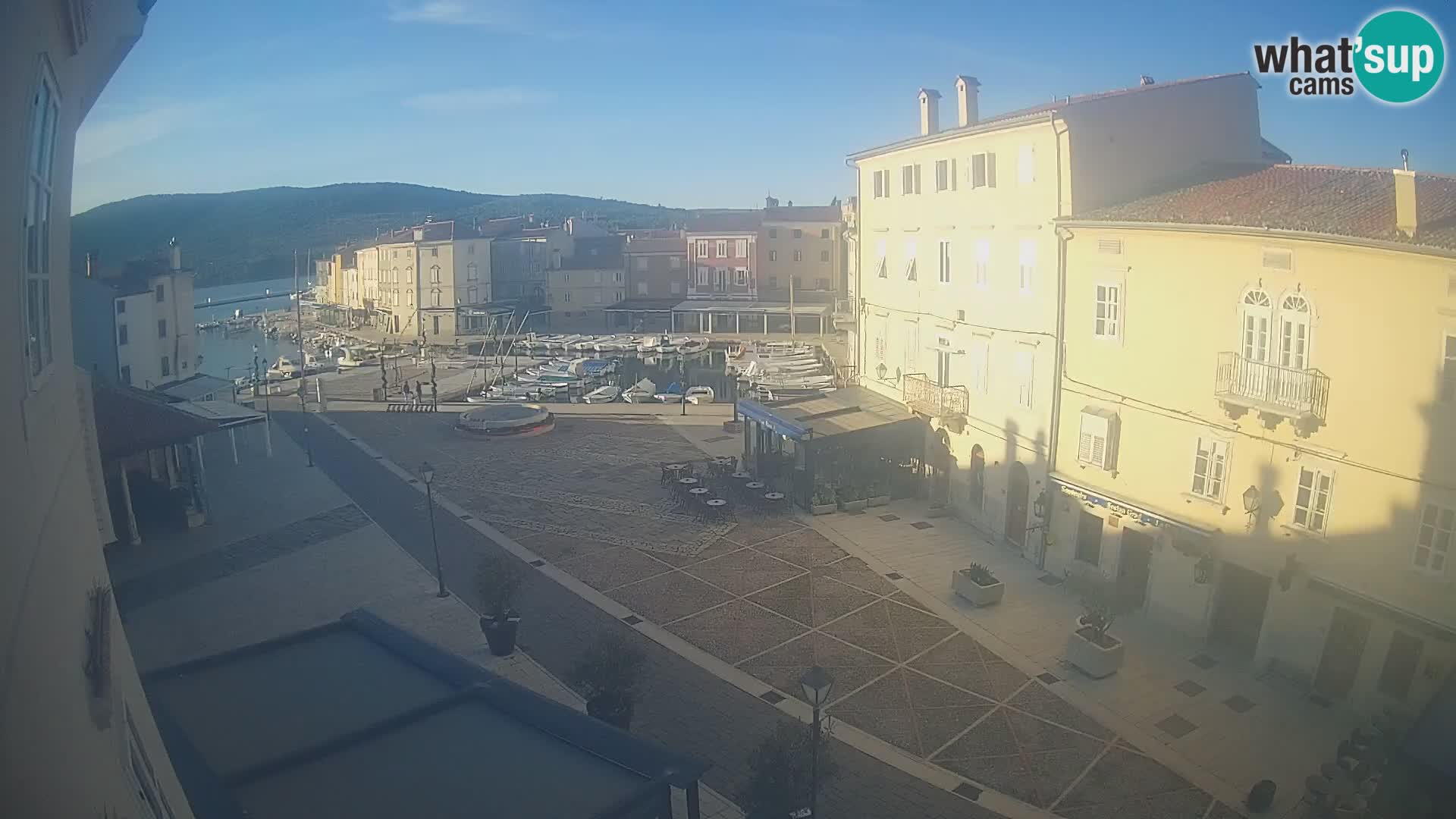V ŽIVO spletna kamera Cres mesto – glavni trg in “mandrač” – otok Cres – Hrvaška