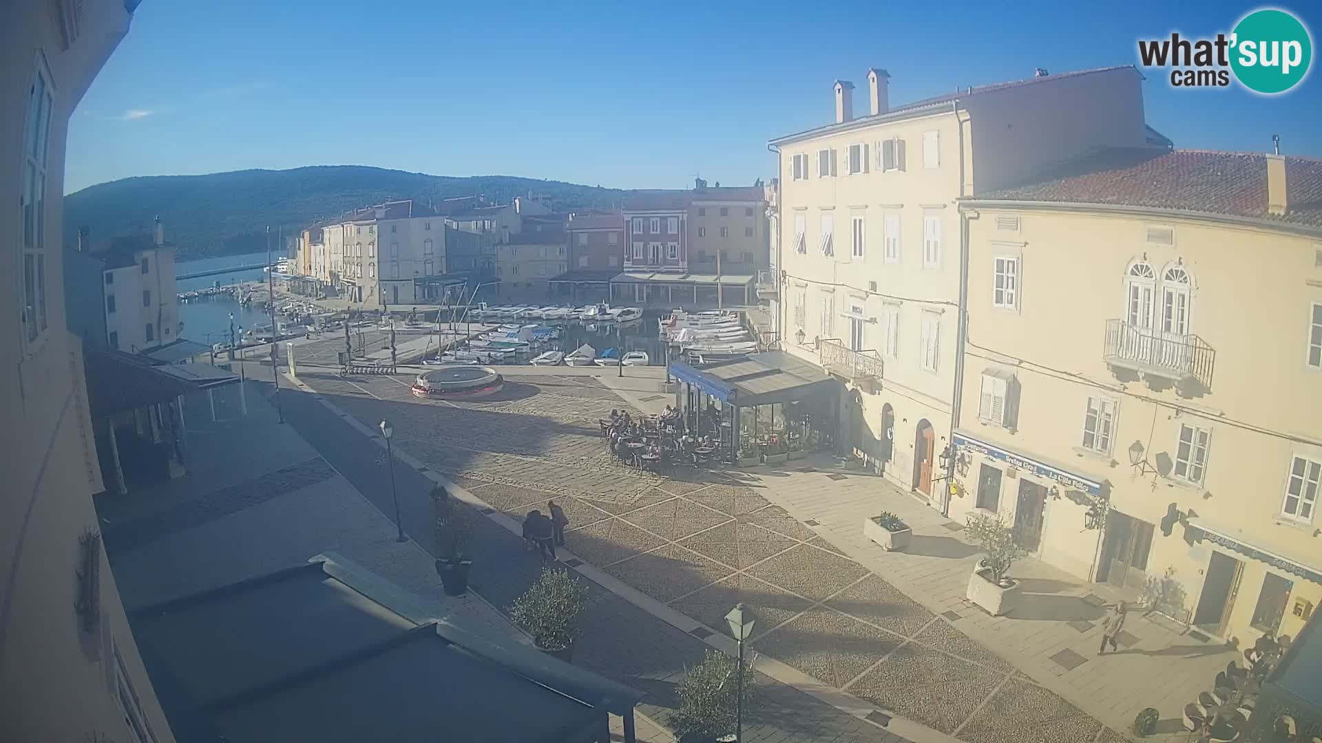 Kamera v ŽIVO Cres mesto – glavni trg in “mandrač” – otok Cres – Hrvaška
