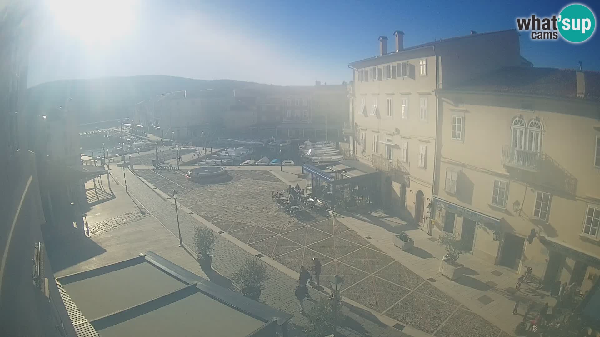 Kamera v ŽIVO Cres mesto – glavni trg in “mandrač” – otok Cres – Hrvaška