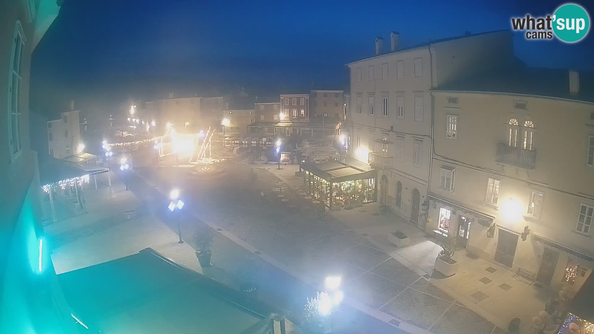 Web kamera Grad Cres – glavni trg i “mandrač” – otok Cres