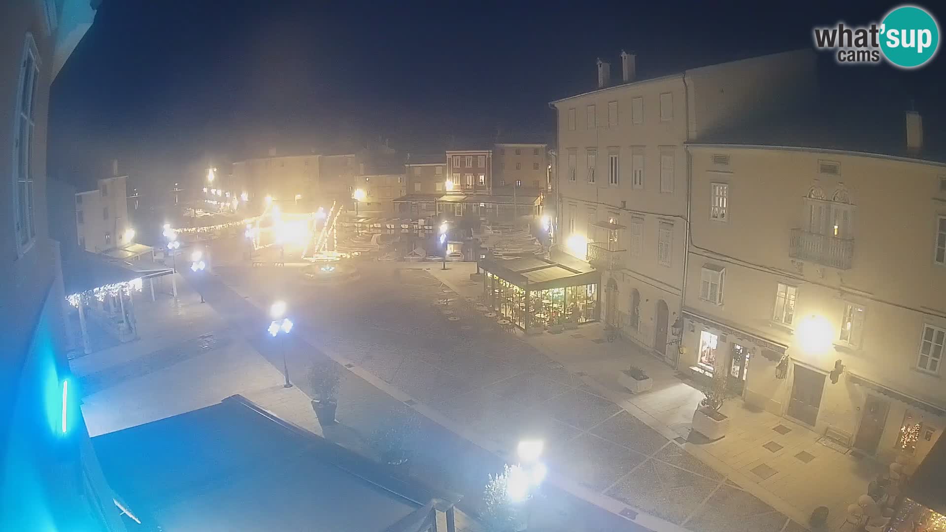 V ŽIVO spletna kamera Cres mesto – glavni trg in “mandrač” – otok Cres – Hrvaška