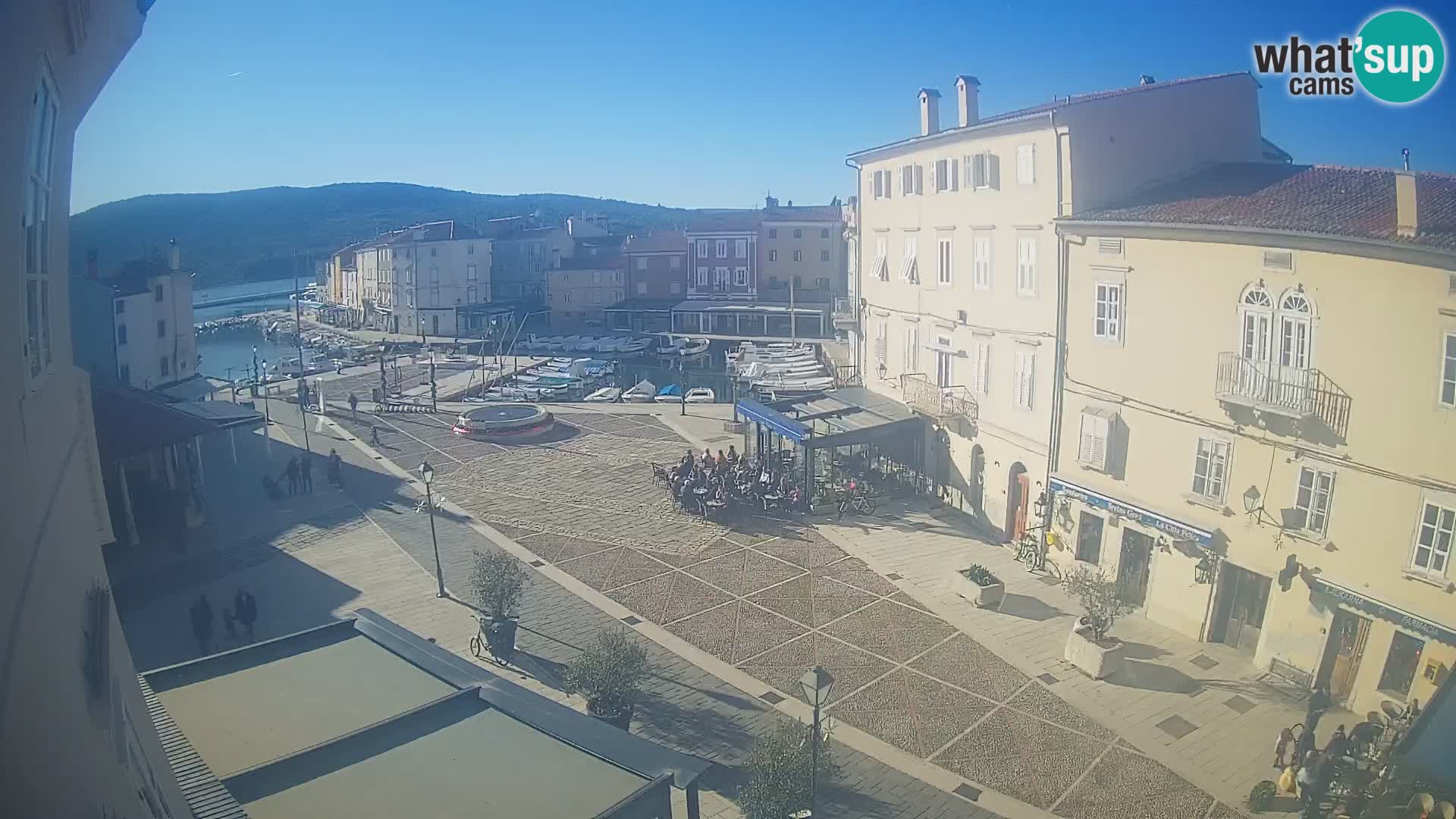 Web kamera Grad Cres – glavni trg i “mandrač” – otok Cres