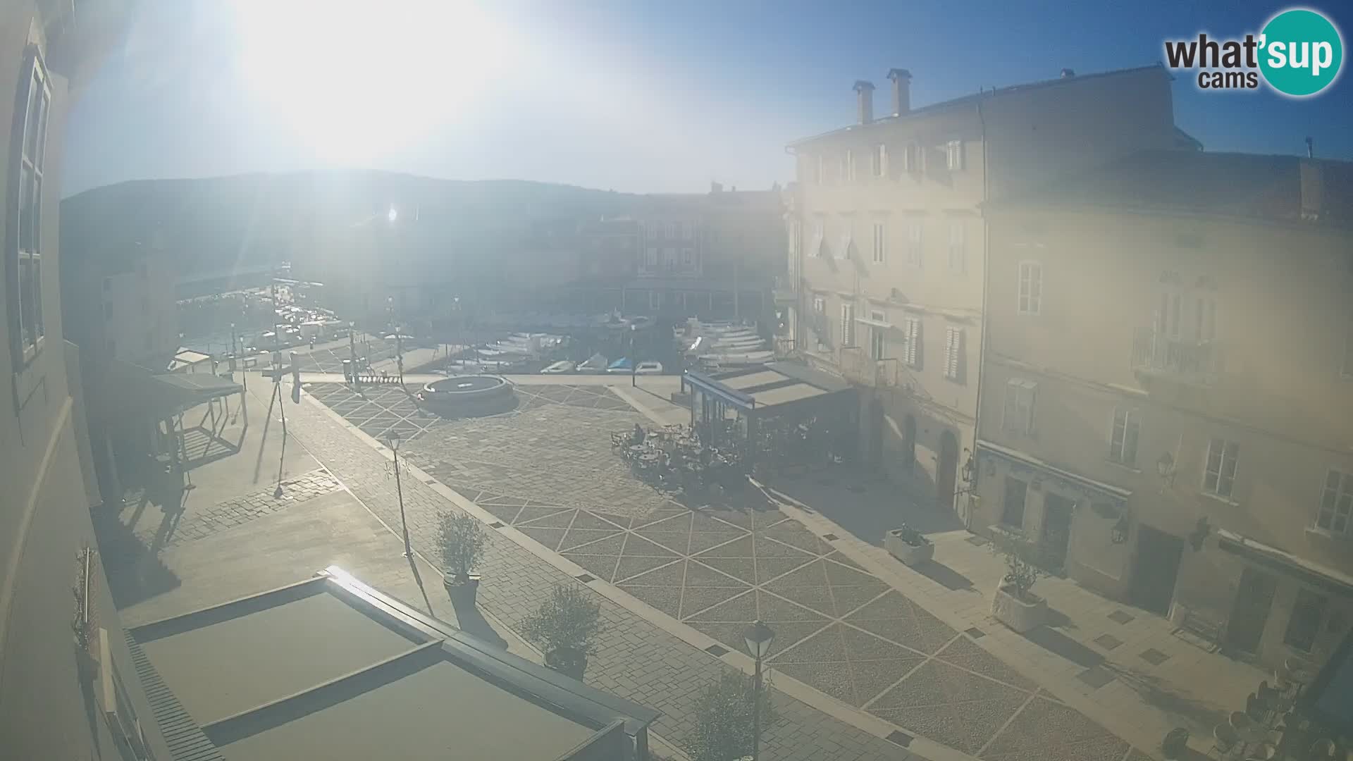 Cámara en vivo ciudad de Cres – plaza principal y “mandrač” – isla de Cres – Croacia