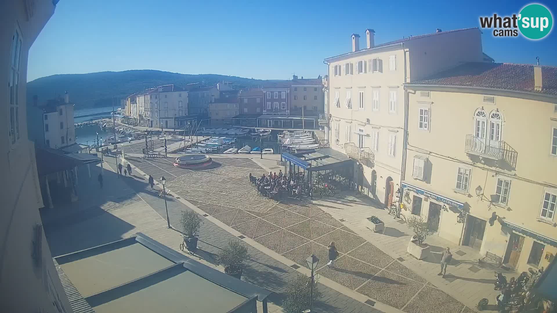LIVE cam Cres city – place principale et “mandrač” – île de Cres – Croatie