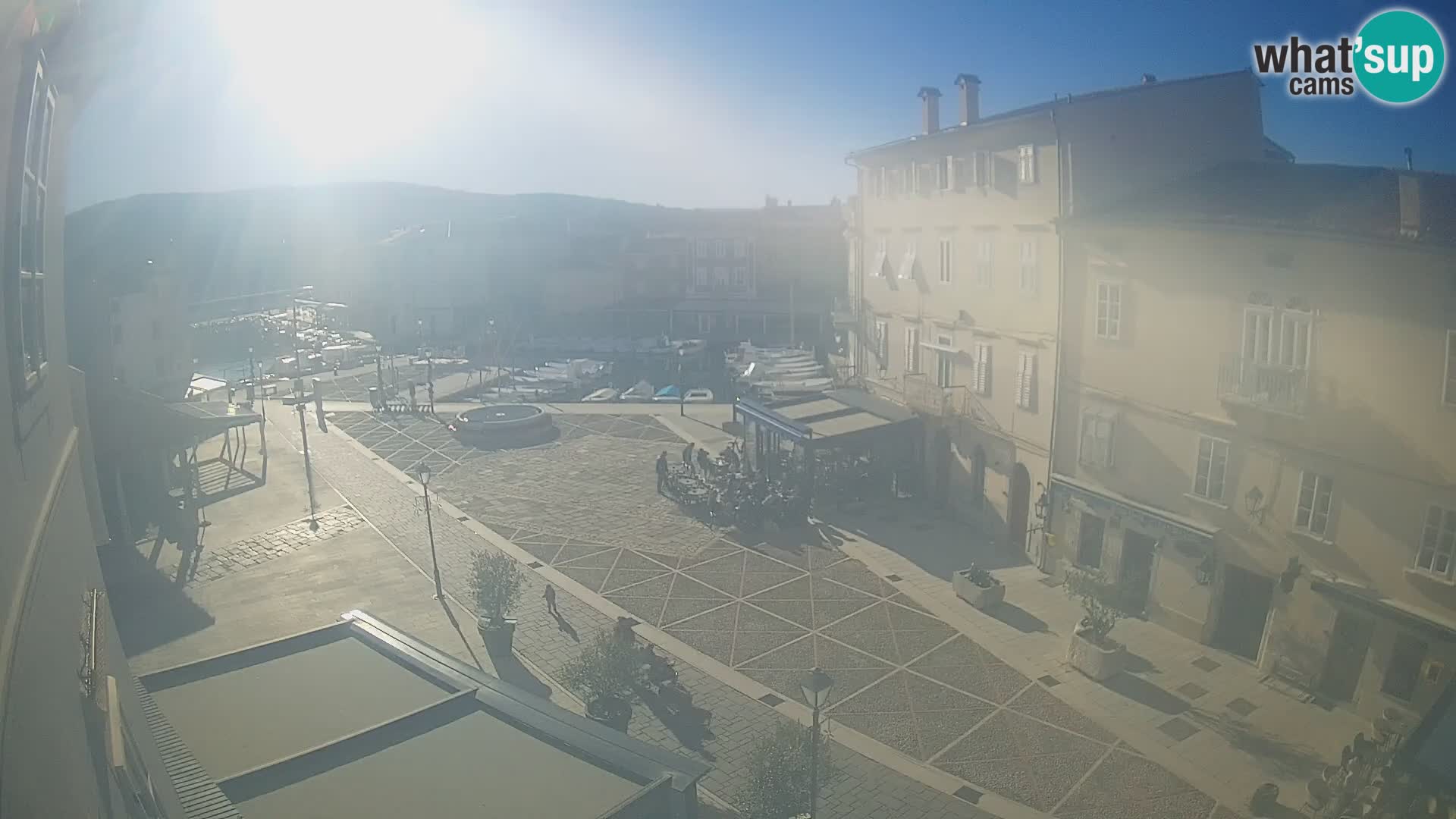 Cámara en vivo ciudad de Cres – plaza principal y “mandrač” – isla de Cres – Croacia