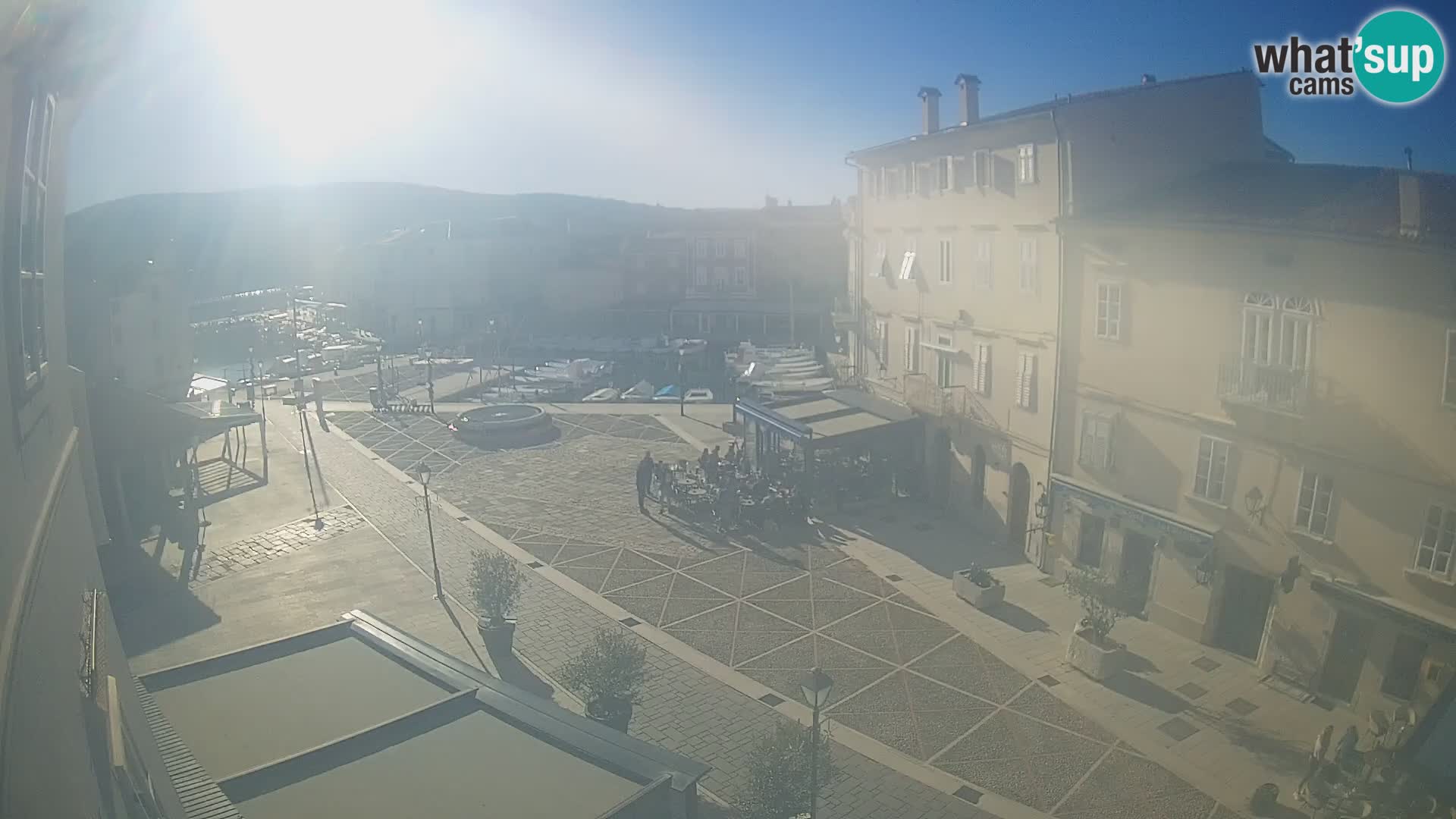 Cámara en vivo ciudad de Cres – plaza principal y “mandrač” – isla de Cres – Croacia