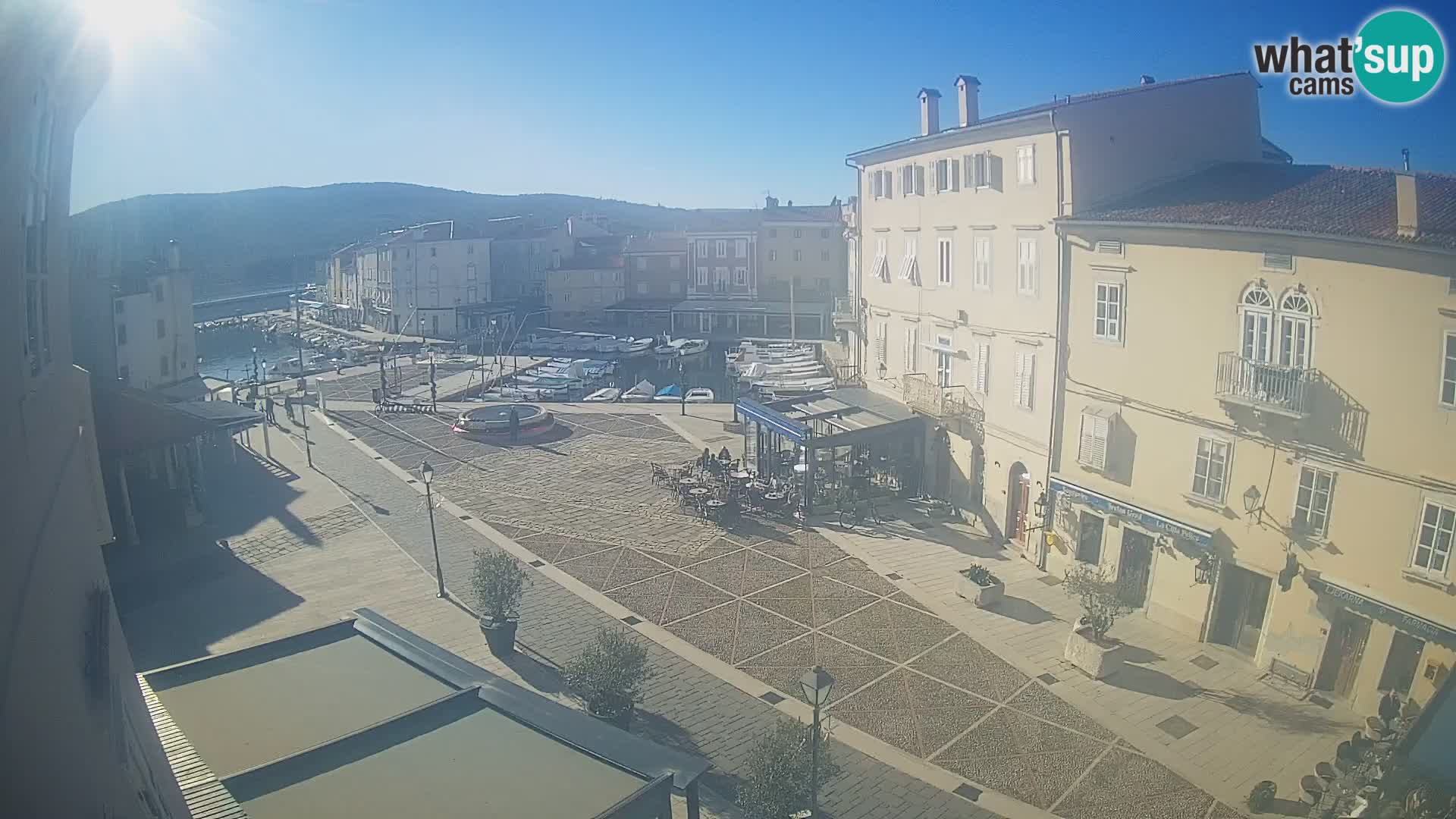 Web kamera Grad Cres – glavni trg i “mandrač” – otok Cres